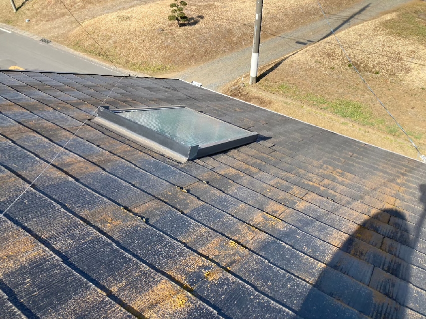 スレート屋根に設置されているトップライト